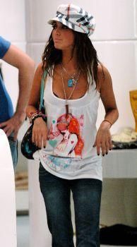 Unde crezi k Anahi este imbracata cel mai bine? - annie - ANAHI
